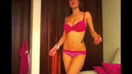 Pulcino con grandi tette che ballano davanti alla webcam
