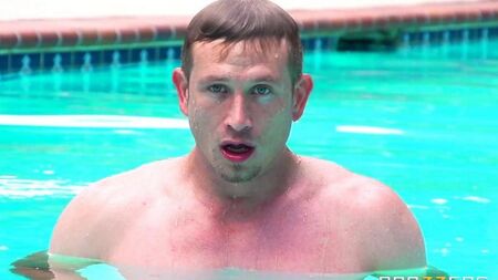 Ho deciso di prendere il sole e sono stato fottuto dalla piscina