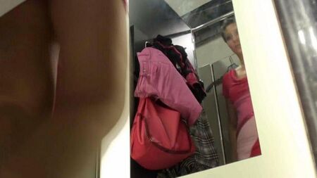 Spiato su una ragazza nello spogliatoio del negozio