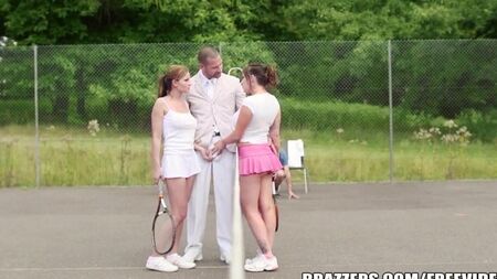 Amici sessuali con un ricco zio su un campo da tennis