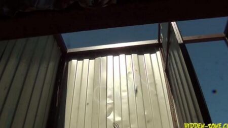 La telecamera nascosta spara a una donna in una cabina da spiaggia