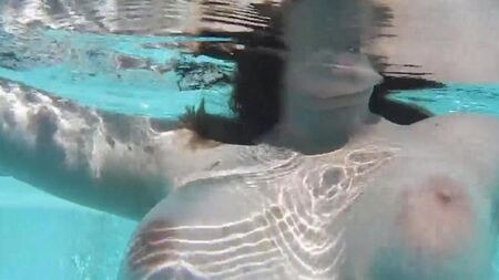 Masturba un dildo in piscina