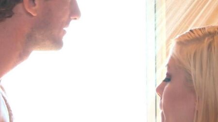 Sesso domestico sotto la doccia da una giovane coppia