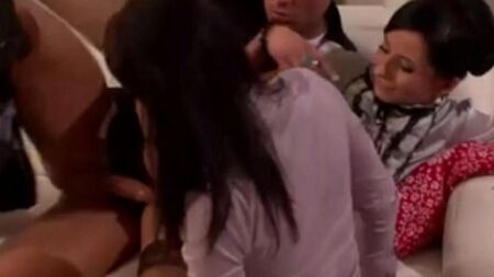 Il segretario sollevò la gonna e abbassò le mutandine su una figa rasata