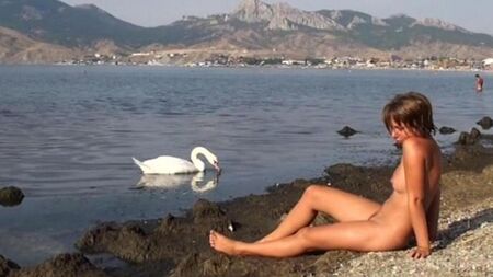 Nudo sulla riva del fiume