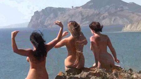 Amici nudi sulla spiaggia