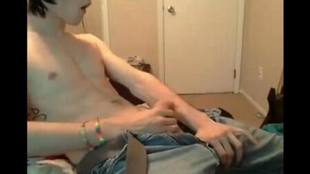 Il ragazzo che diteggia sulla webcam per la sua ragazza