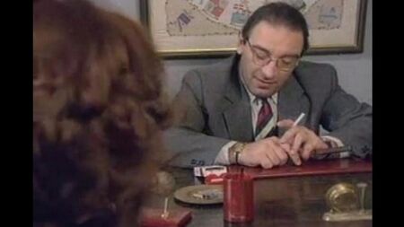 Un uomo di 50 anni tira un giovane studente in un certo punto
