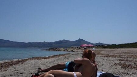 Pompino pubblico sulla spiaggia