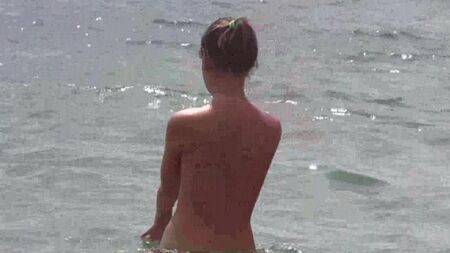 Nudisti nudi sulla spiaggia