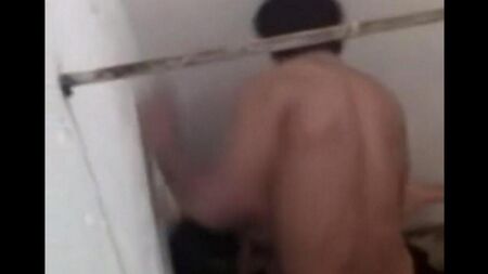 Sesso nella cabina di un night club su una telecamera nascosta