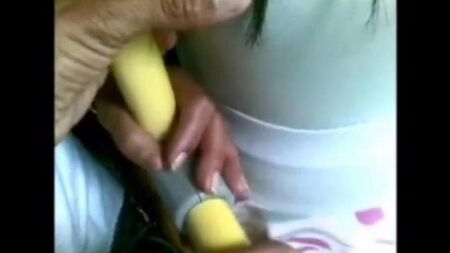 Un uomo si accartocciava in un autobus affollato