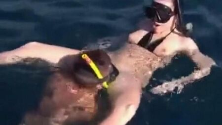 Aqualangists scopano le profondità del mare