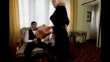 Un pulcino maturo sognava una spazzatura dura con il proprietario