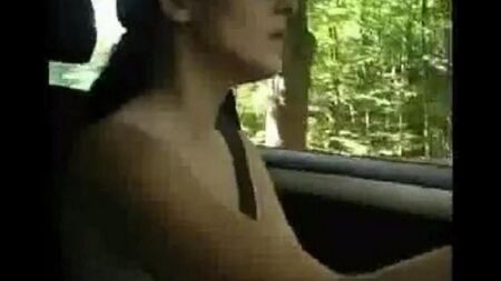 Donna nuda che guida una macchina