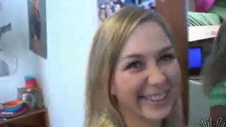 Papà ha installato una telecamera nascosta nella stanza di sua figlia