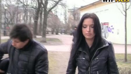 I piccini russi hanno divorziato da una ragazza per il sesso in un bagno