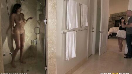 Johnny Sins ha scopato bruscamente una ragazza in camera da letto