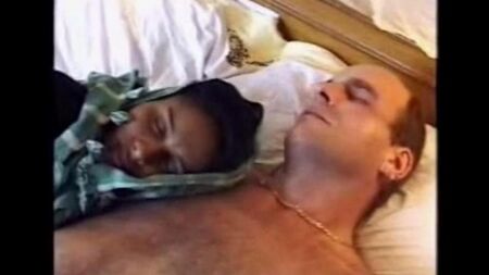 Una donna di colore ubriaca si arrese a una visita