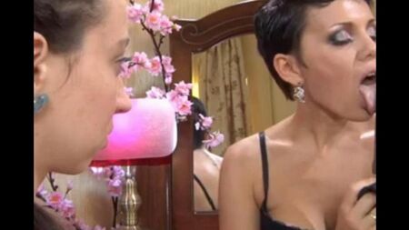 La mamma insegna a una figlia russa in incesto per fare un pompino