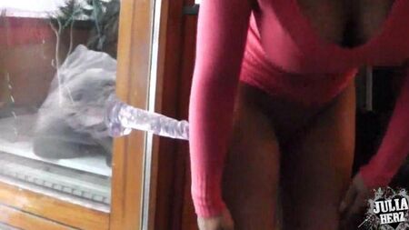 Ragazza con una cassone ribaltabile