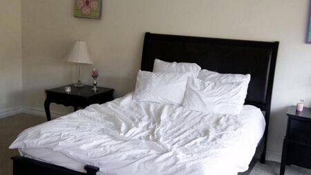 Sesso delicato di due bionde in camera da letto