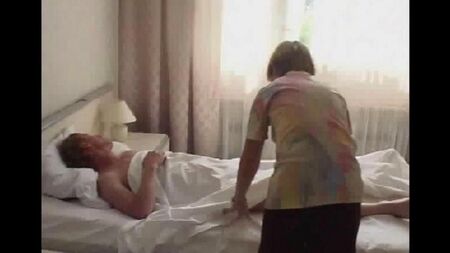 La figlia si svegliò il padre addormentato e scoppì con lui