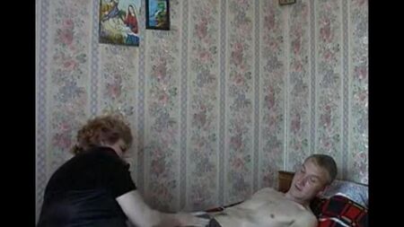 Incesto della vecchia madre e figlio su una telecamera nascosta
