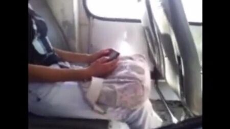 Un uomo tirò fuori il suo grosso cazzo e cominciò a masturbarmi guardando una bellissima ragazza