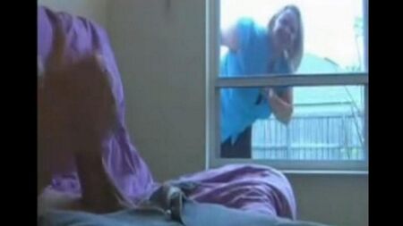 Una donna fa capolino per un uomo seduto in un reparto e si masturba un membro
