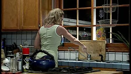 Una giovane e bella bionda è stata sedotta dalla sua amica lesbica più grande in cucina