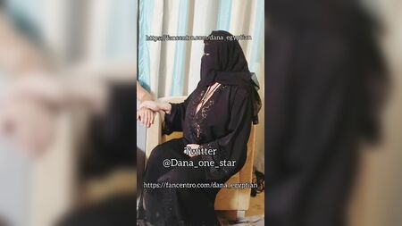 Dana, un'araba egiziana musulmana con un seno prosperoso