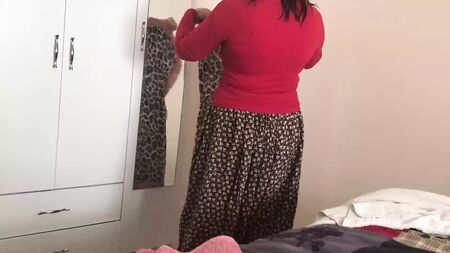 Filma la matrigna con il turbante mentre esce dal bagno - Porno turco