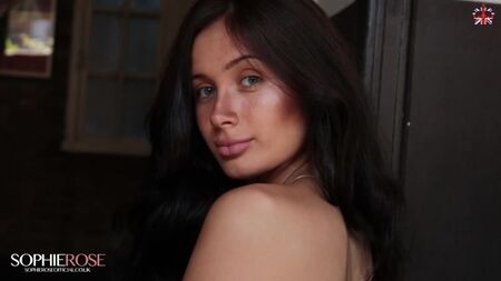Sophie Rose - Nuda al pub