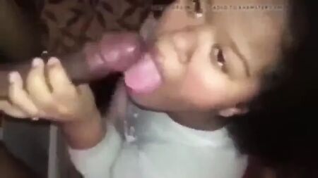 nano che fa un pompino