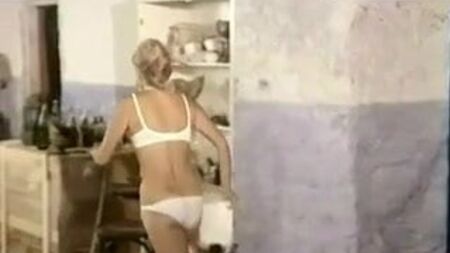 C. Alric nel film del 1980 con indosso slip da bikini in raso bianco