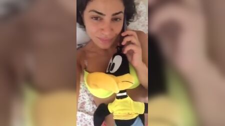 Serpil Cansız: spettacolo di glutei in tanga su Periscope