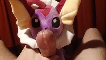 Sessione di masturbazione con il peluche del Pokémon Vaporeon