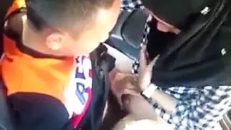 Malese - ragazza con un tudung e una camicia a quadri