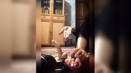 Una donna iraniana insegna come indossare l'hijab (calze a rete)