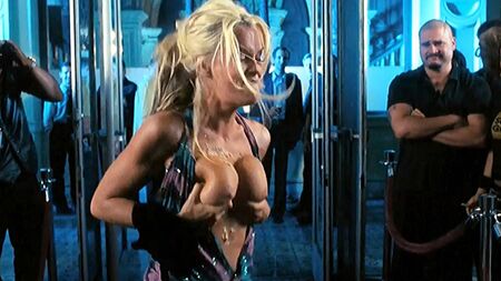 Jenny McCarthy a seno nudo nello scandalo sessuale su PlanetCom
