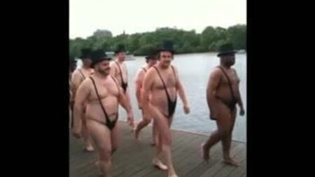 Uomini maturi in costume da bagno a perizoma