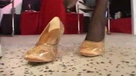 Salone di scarpe lesbico - Scopata con i tacchi