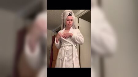 Audrey Bradford mostra il sedere e il seno
