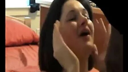 Una ragazza che assomiglia alla giovane Jennifer Lawrence implora di ricevere una sborrata in faccia