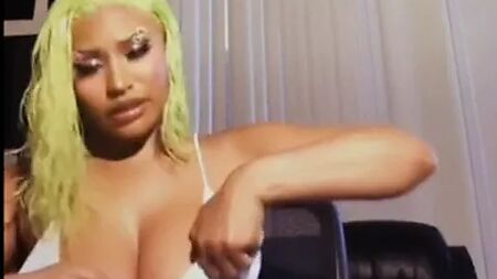 Nicki Minaj ti stuzzica con il suo seno prosperoso