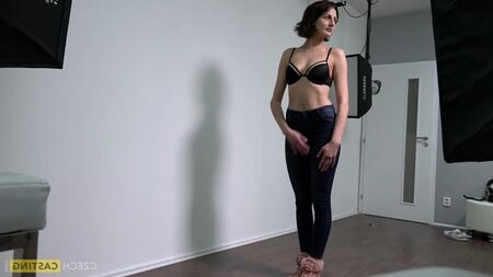 CzechCasting Zaneta - Squirting sfrenato su un divano bianco! - Czech Casting Couch CzechAV MILF prosperosa Tette grandi Modella naturale