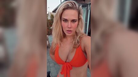 WWE - CJ Perry, alias Lana, in bikini arancione