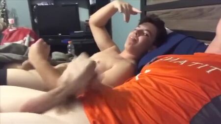 ragazze sexy che si masturbano una accanto all'altra durante un pigiama party