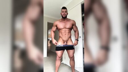 Il muscoloso bodybuilder australiano Nath Wyld si mostra provocante